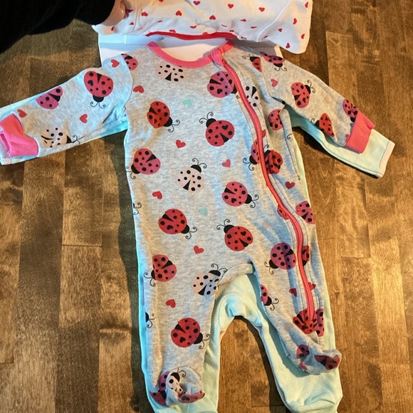 NEW Lady Bug 3 Pack Footed Baby Onesies 3 Months - Picture 8 of 11